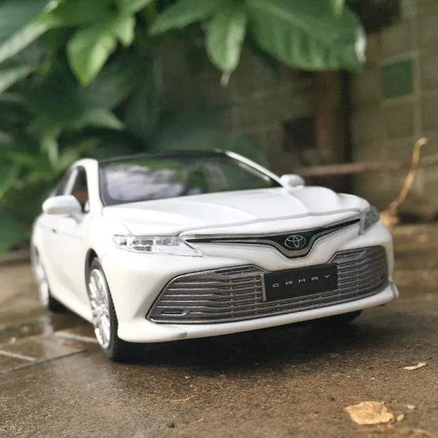 New 1:32 Toyota Eighth Generation 8 Camry Simulation Car Model Alloy Car Model Toy Car Decoration Boy Birthday Gift Collection