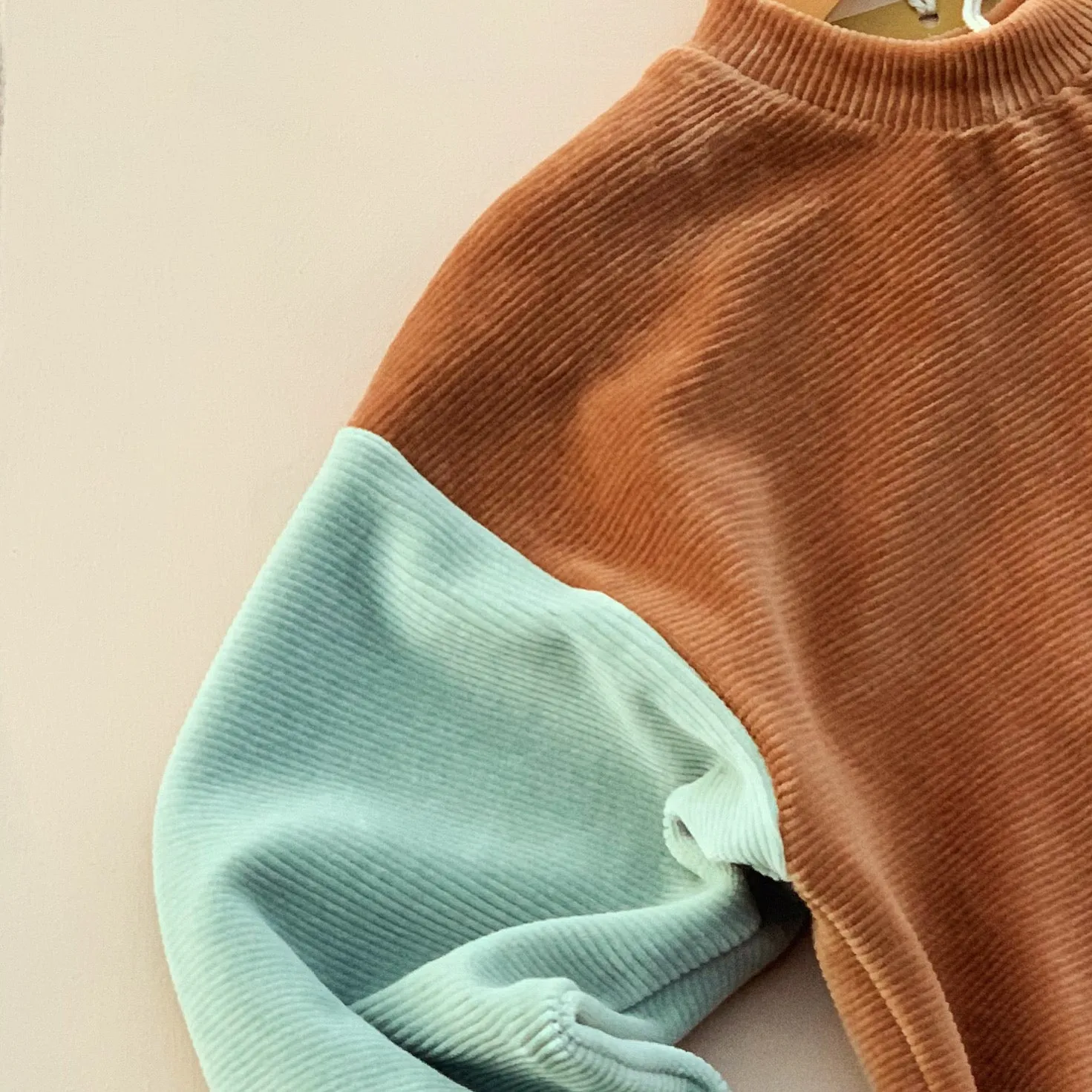 VELOUR RIB baggy jumper - FAWN-SEABLUE-CREAM